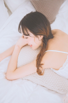 边吃奶边弄进去男女视频